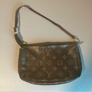 LOUIS VUITTON
Monogram Canvas Pochette Accessoires